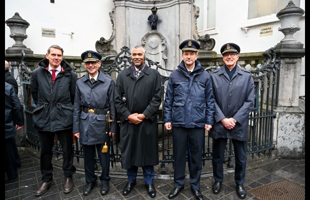 BELGIUM: The representatives of the organizations involved in the celebration of ICD 2025 paid tribute to the famous Manneken Pis, who was dressed in his traditional Customs uniform for this special day. Were present (from l. to r.) the Director General of DG TAXUD, the Administrator General of the Belgian General Customs and Excise Administration, the WCO Secretary General, the President of the Belgian Federal Public Service Finance (SPF Finance), and the Deputy Administrator General of the Belgian General Customs and Excise Administration.