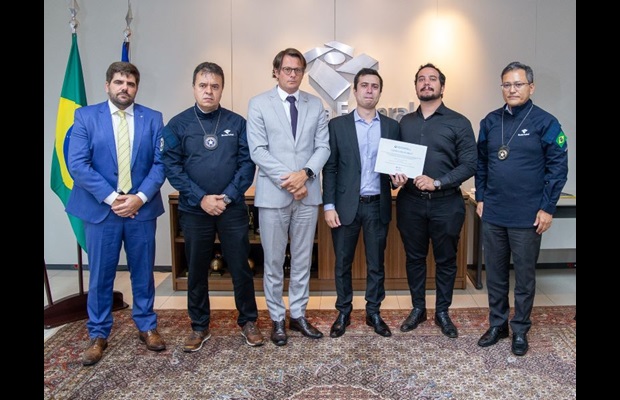 BRAZIL: A moment of strong emotion in the celebration of ICD 2025, when the sons of our colleague, Antonio José Araújo Filho, who lost his life in a tragic accident in duty, received the WCO Certificate of Merit from the Special Secretary of the Federal Revenue and the Under-Secretary of Customs Administration. Antonio's role in Customs surveillance was marked by exemplary dedication and the constant search for innovative and efficient solutions to face the challenges posed by his duties.