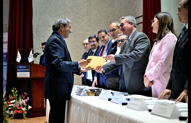 MEXICO: At a special ceremony in Mexico City, the head of Mexican Customs and his team of directors awarded WCO Certificates of Merit to Customs officials in recognition of their valuable work in meeting national objectives and commitments to the international Customs community.